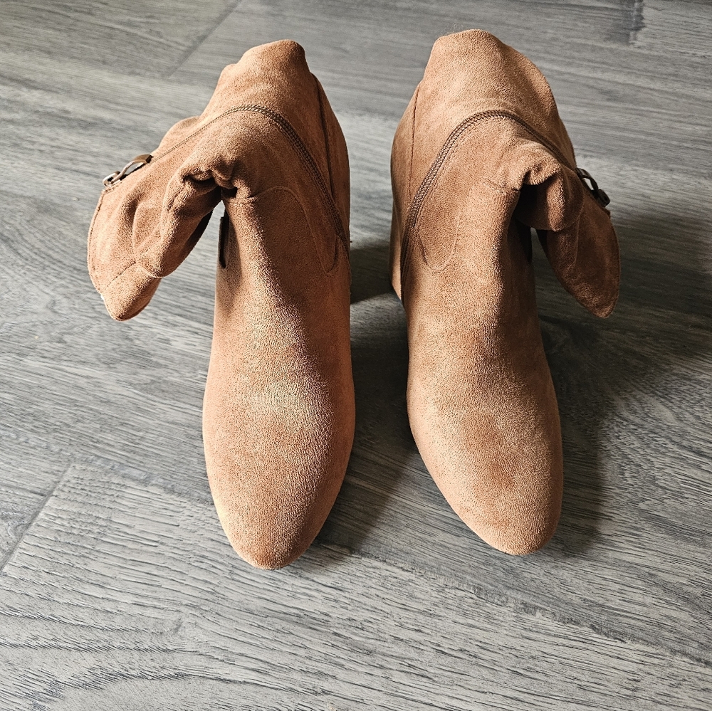 Bella Marie, Women's Tan Suede Boots, Size 7.5 New - Picture 2 of 6